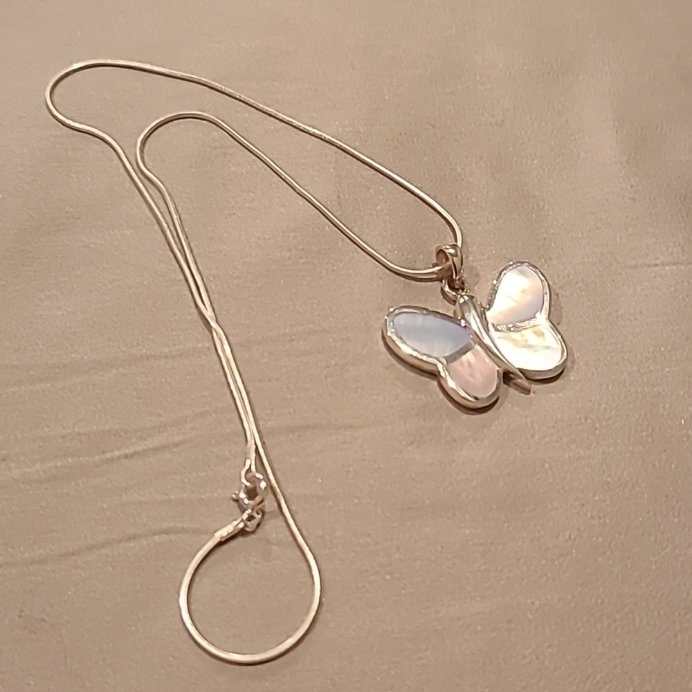 Mother of pearl butterfly sterling silver necklace - Picture 4 of 5